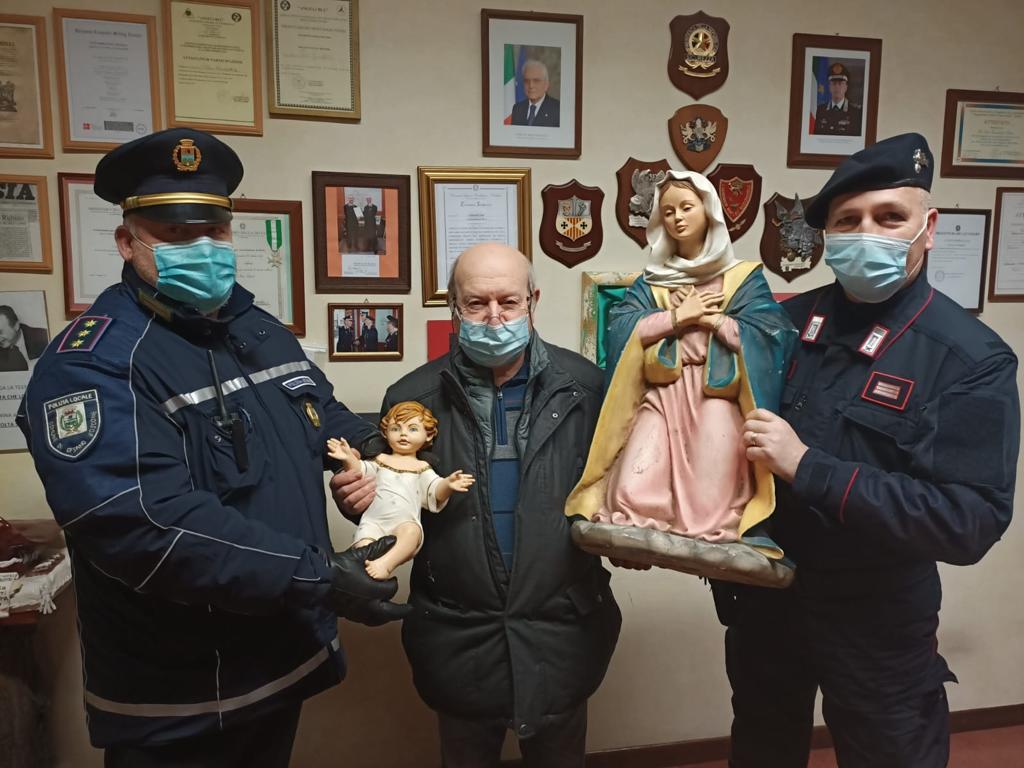 Ruba delle statue dal presepe il giorno di Natale: trovate in una roulotte