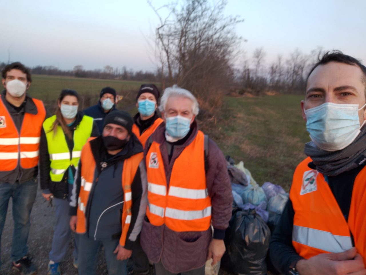 Volontari ripuliscono la provinciale 109