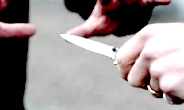Farmacista mette in fuga il rapinatore con uno sgabello
