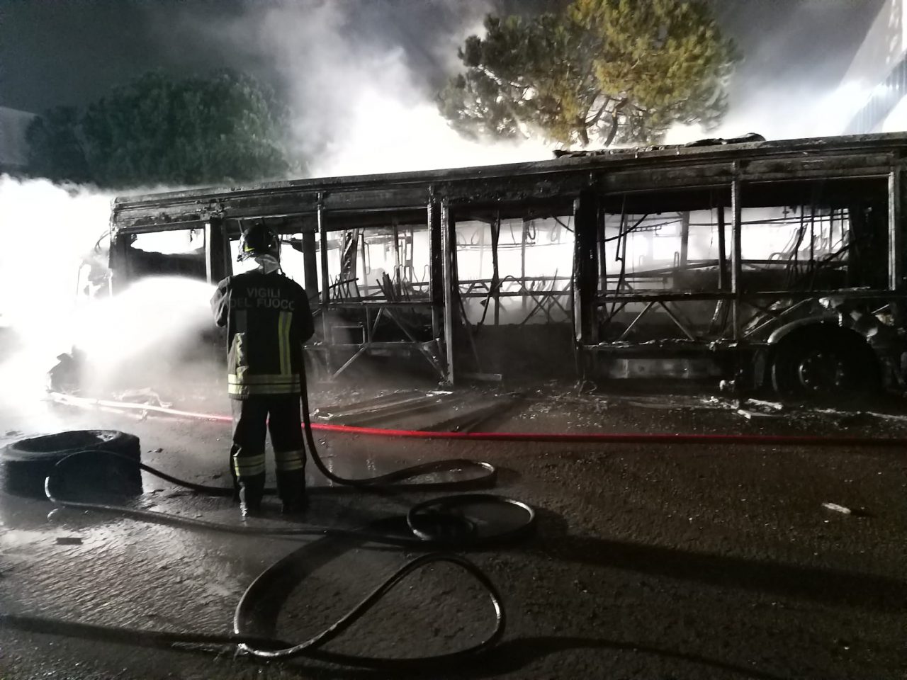 Incendio nel deposito bus a Cornaredo