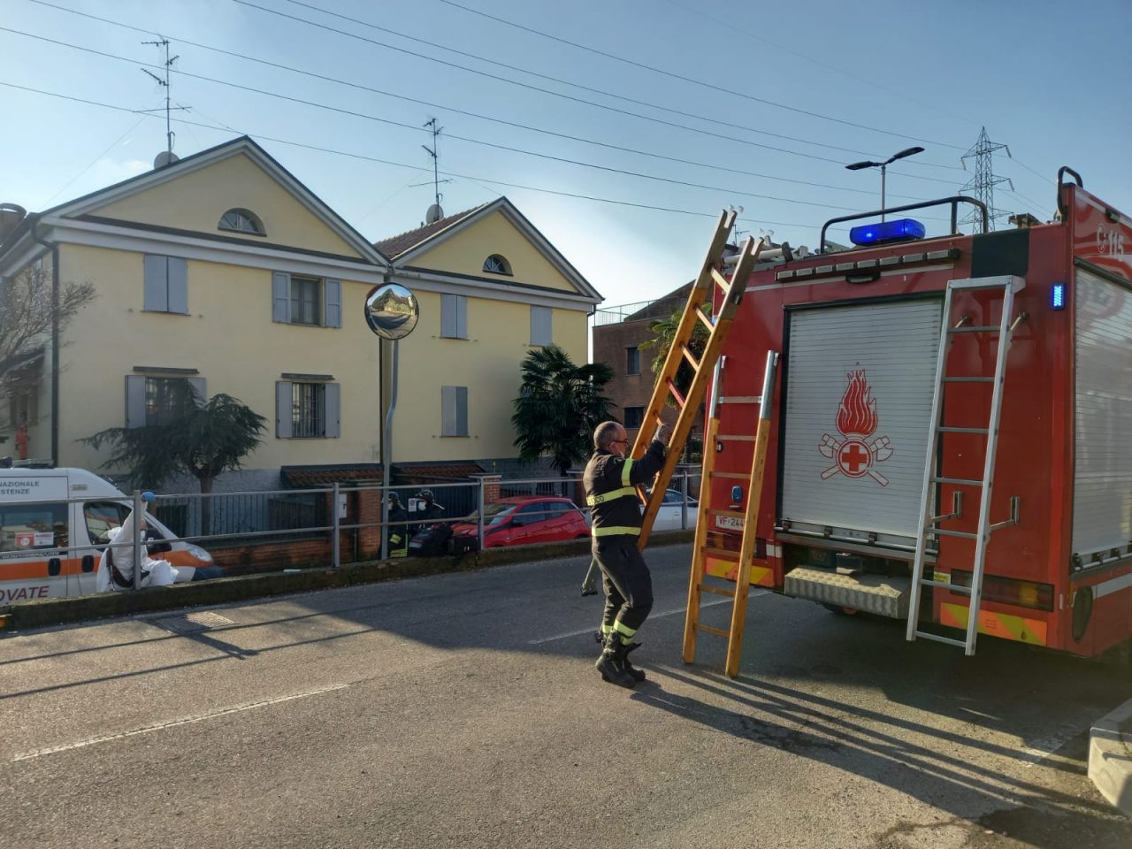 Uomo chiuso in casa, arrivano i pompieri
