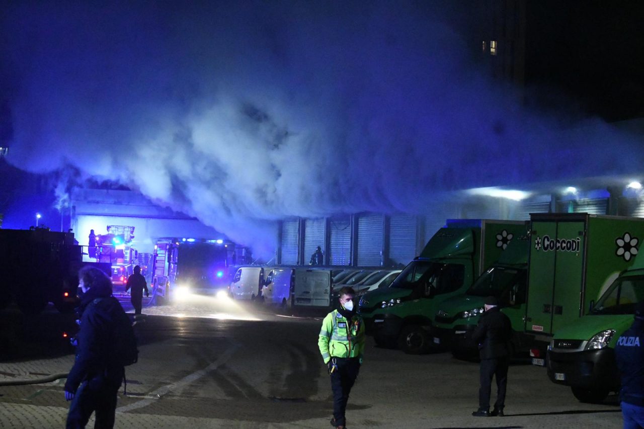 Brucia magazzino Amazon, dipendenti salvati da ambulanza di passaggio FOTO E VIDEO
