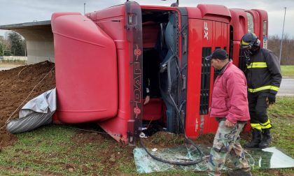 Camion si ribalta a Magnago: arrivano i soccorsi FOTO