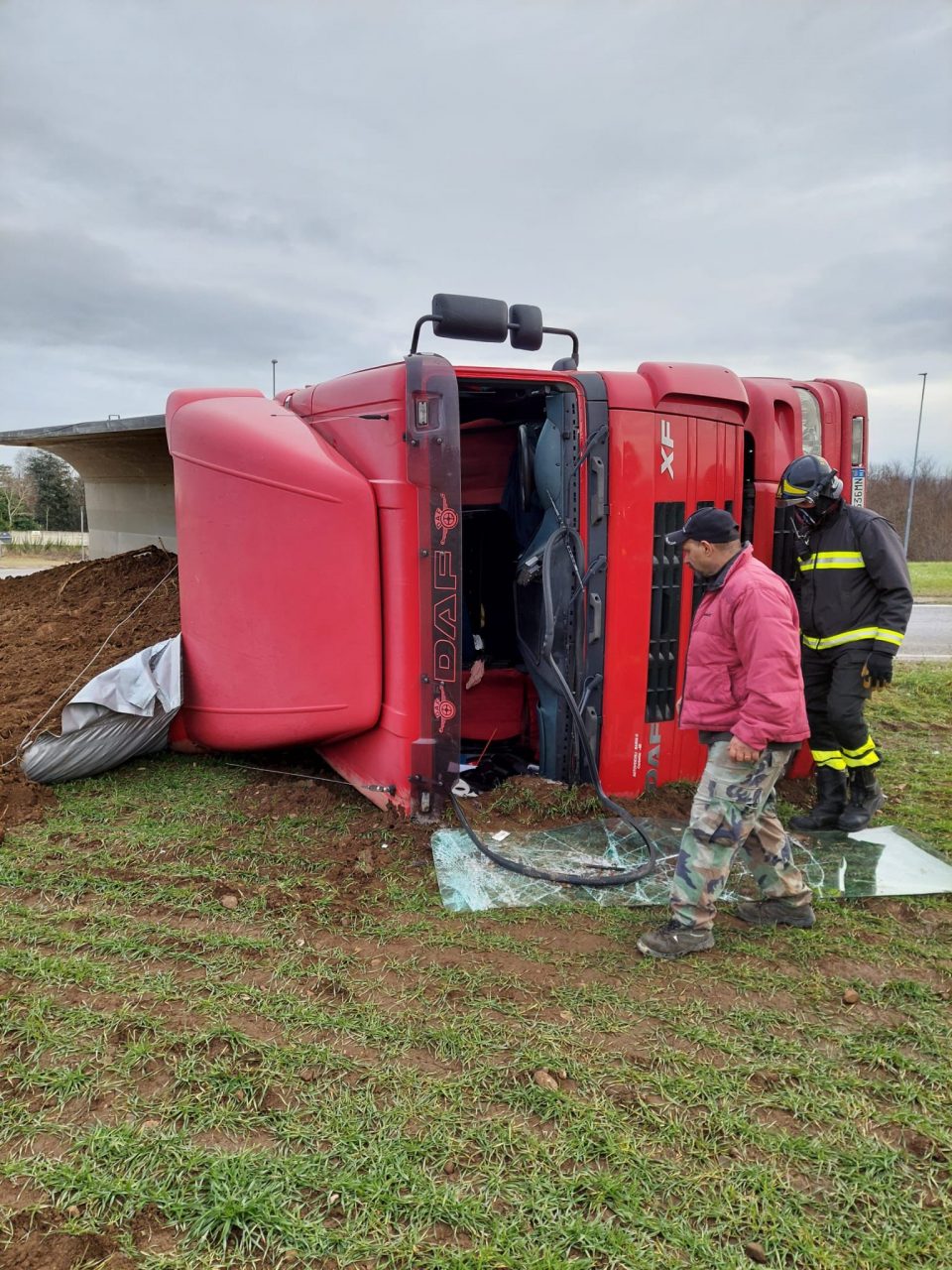 Camion si ribalta a Magnago: arrivano i soccorsi FOTO