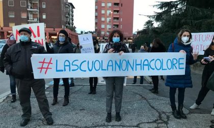 "Liberare la scuola dalla logica dei colori": protesta a Settimo