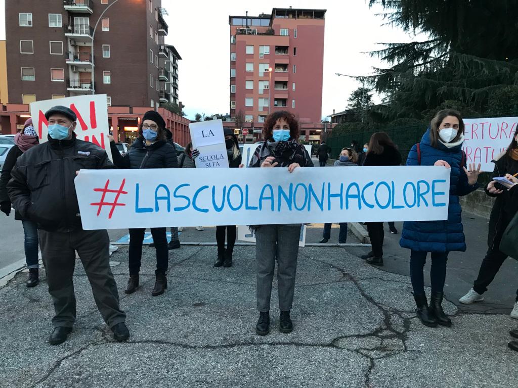 “Liberare la scuola dalla logica dei colori”: protesta a Settimo