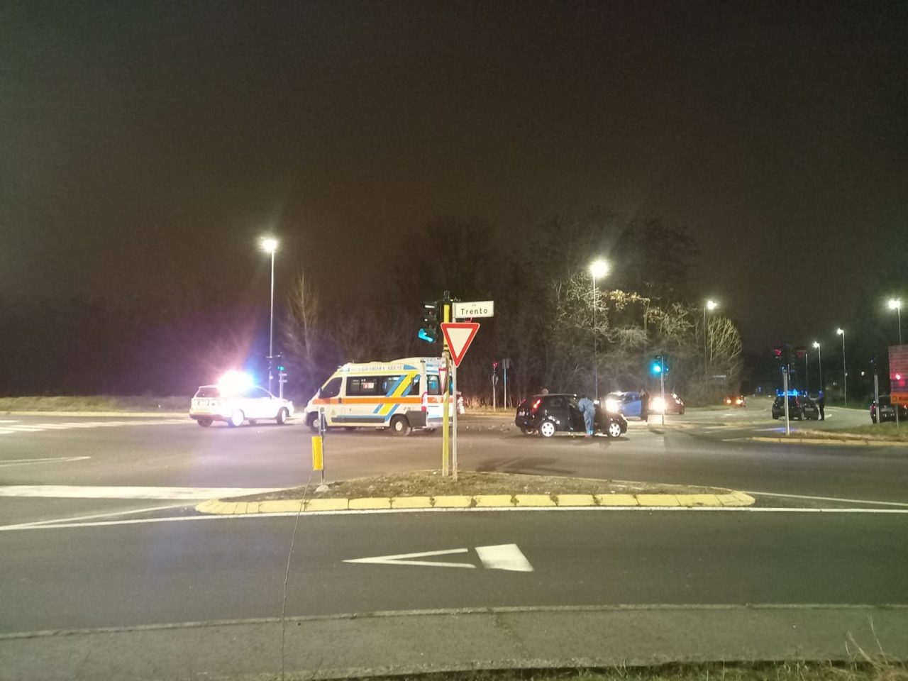 Scontro auto-moto sulla Varesina: centauro finisce in ospedale