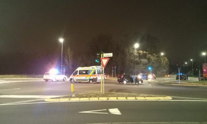 Scontro auto-moto sulla Varesina: centauro finisce in ospedale