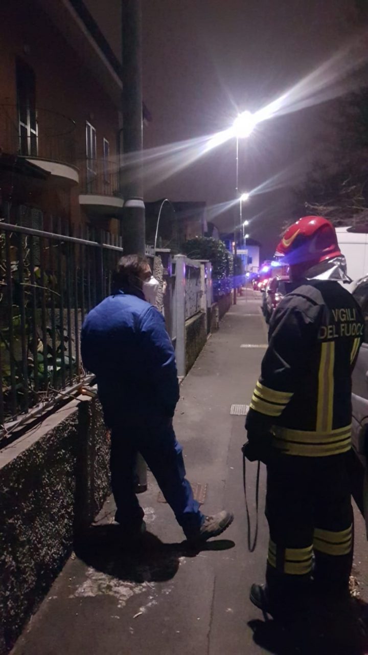 Palo della luce carico di tensione: feriti passanti e amici a quattro zampe