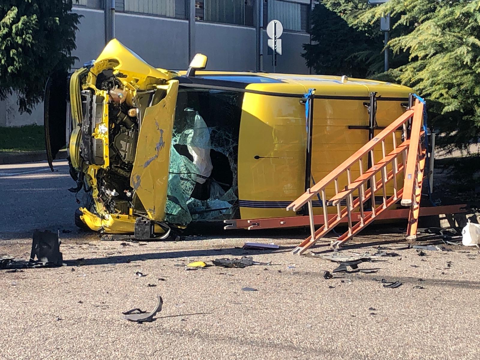 incidente ribaltamento auto furgoncino Rho