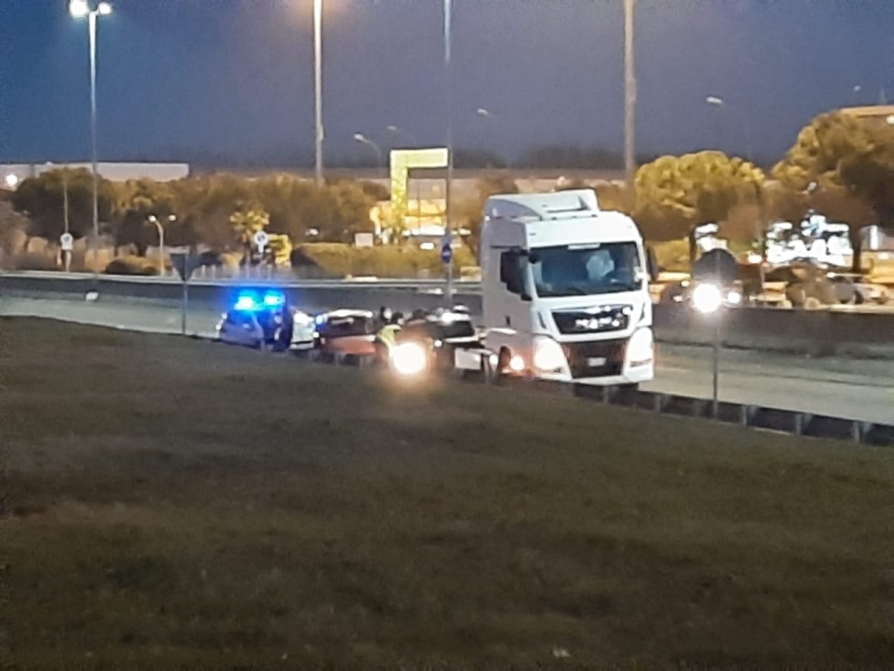 Incidente tra un’auto e un camion: coinvolte tre persone FOTO