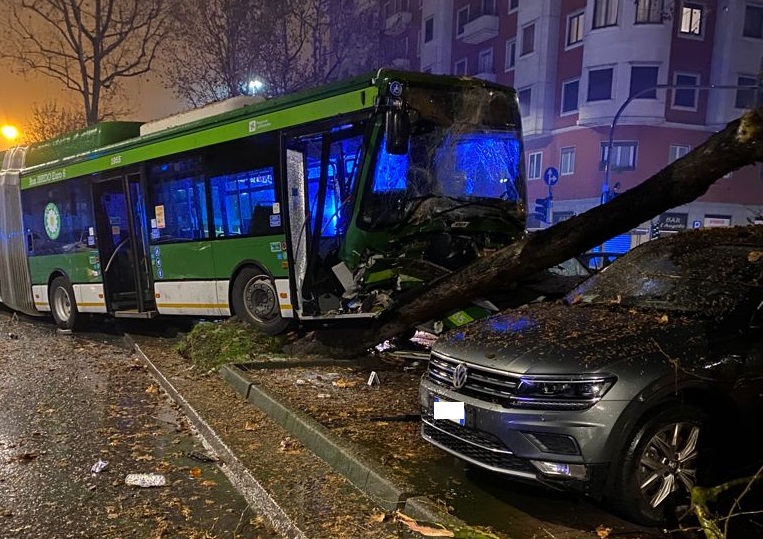 Autobus si schianta contro le auto parcheggiate