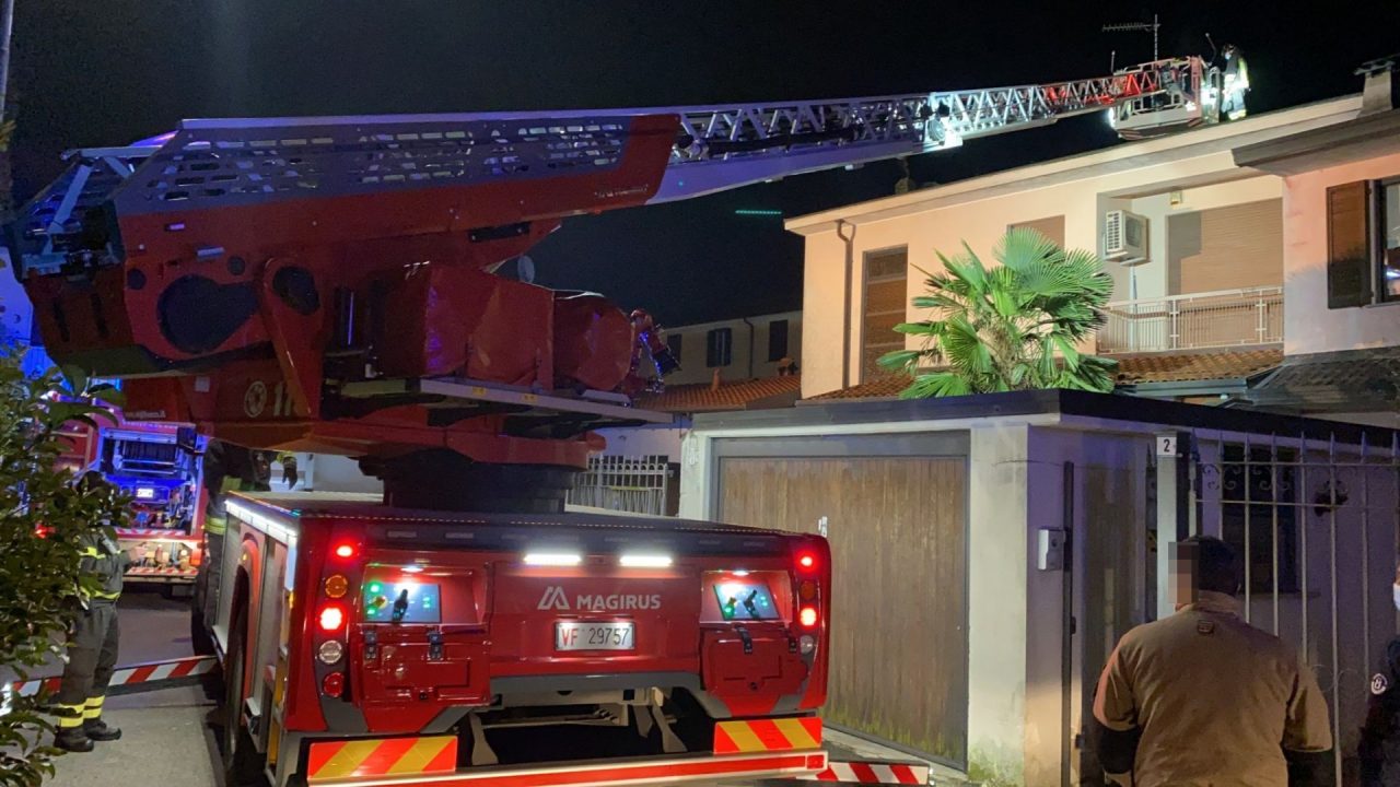 Camino in fiamme, arrivano i Vigili del Fuoco
