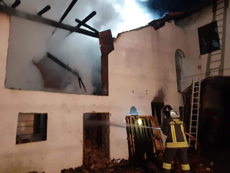 Cascinale in fiamme, arrivano i Vigili del Fuoco