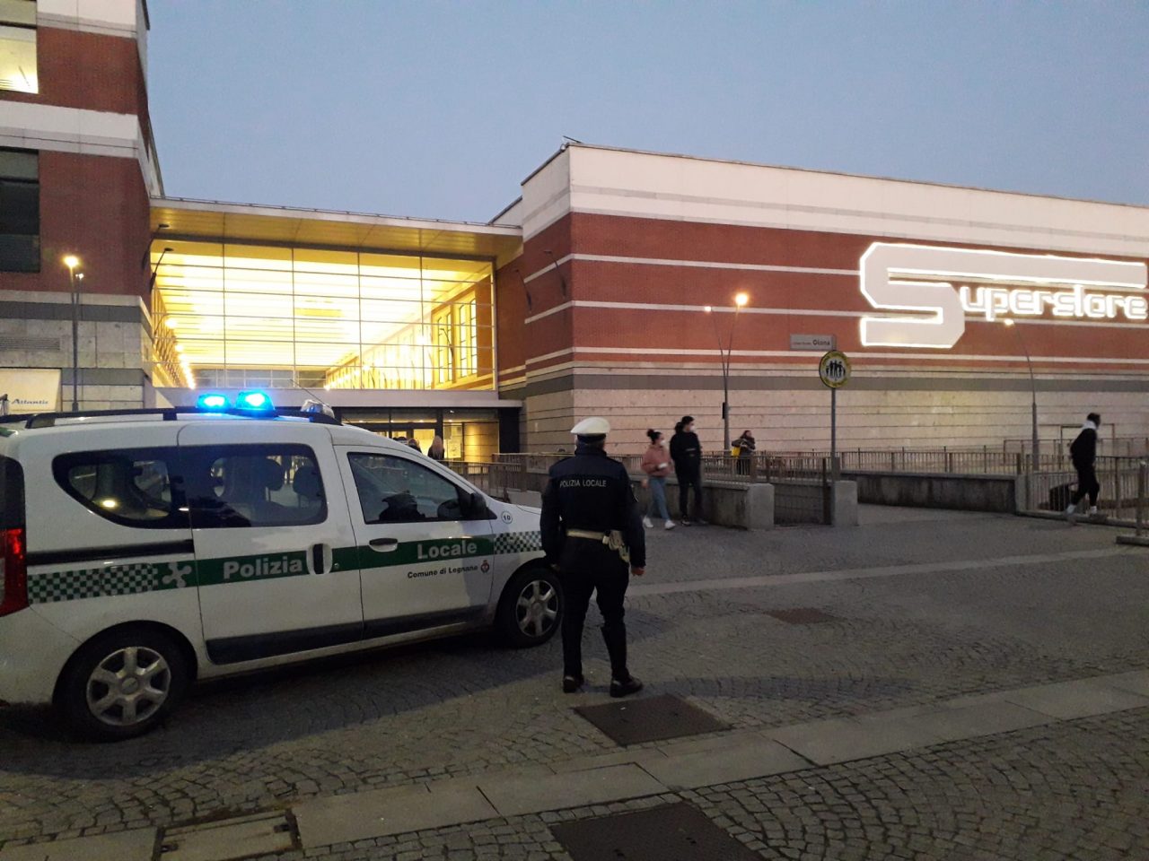 Bivacchi alcolici in zona Cantoni, ora basta