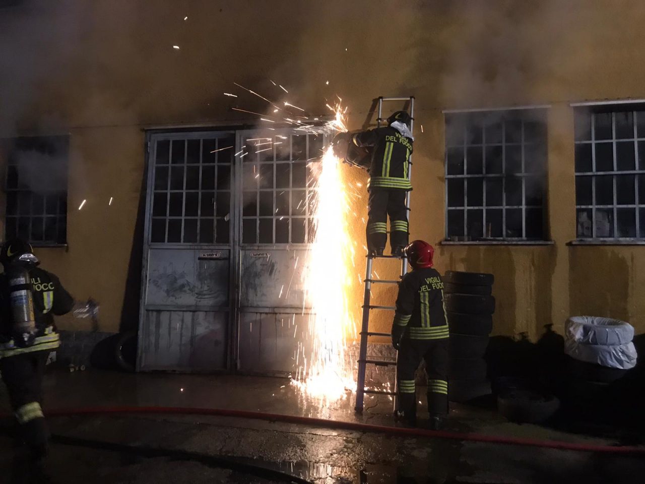 Officina meccanica avvolta dalle fiamme: 5 mezzi dei pompieri sul posto FOTO