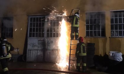 Officina meccanica avvolta dalle fiamme: 5 mezzi dei pompieri sul posto FOTO