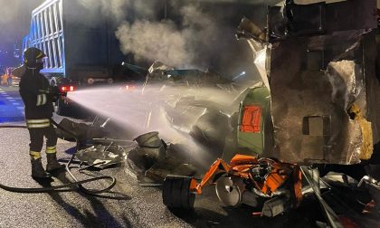 Rottami a fuoco: intervengono i pompieri - LE FOTO