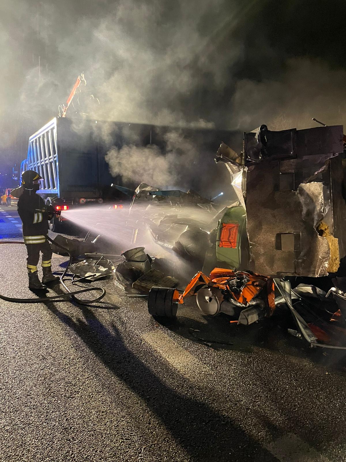 Rottami a fuoco lungo la Superstrada