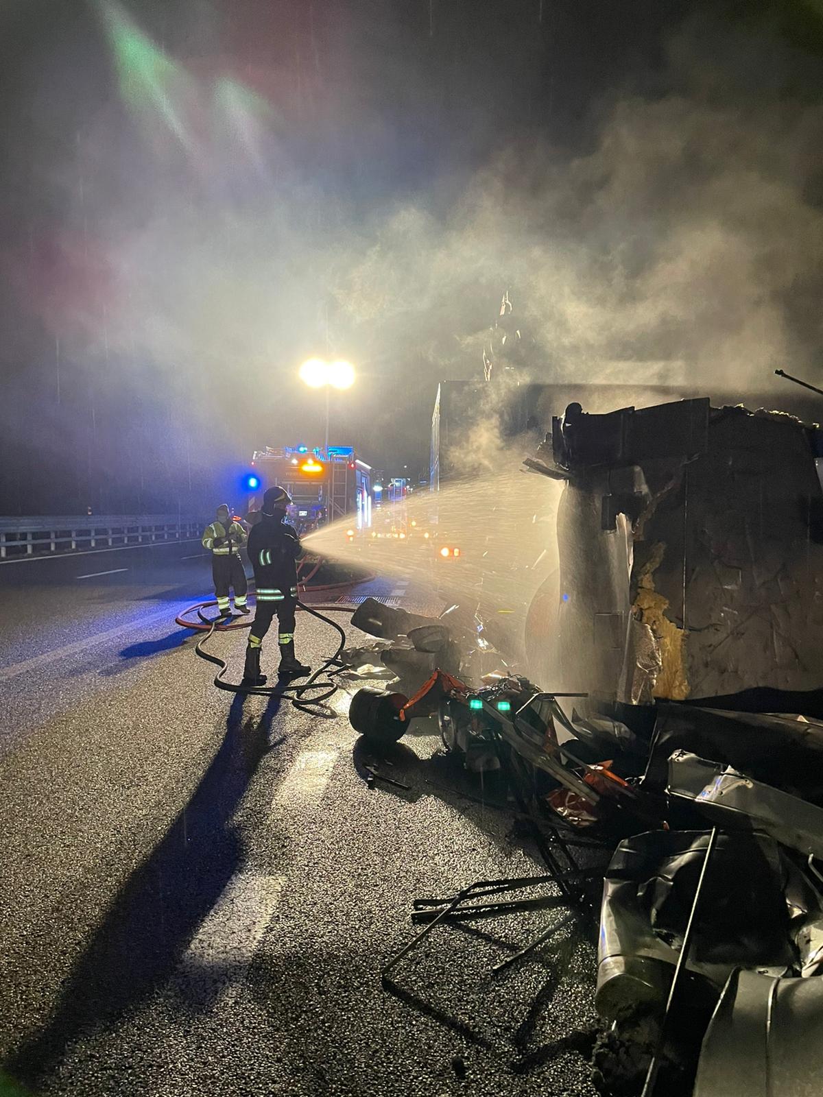 Incendio rottami Superstrada Castano Primo