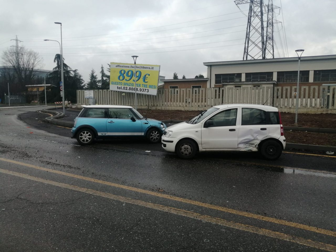 Scontro tra due automobili in rotonda