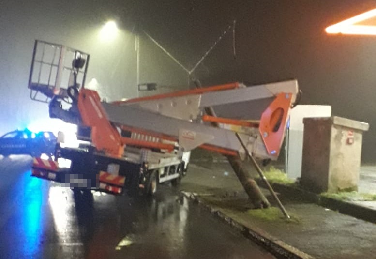 Cestello dell’autocarro si stacca e abbatte un palo con cavi della corrente
