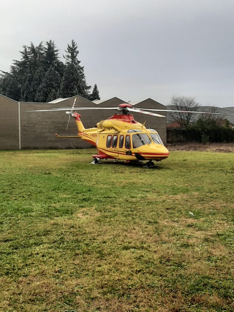 46enne si ustiona gravemente in casa: soccorso da elicottero e ambulanza FOTO