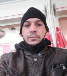 Ivano, 45 anni: «Vivo  da solo in un garage. Chiedo di trovare una casa e un lavoro»