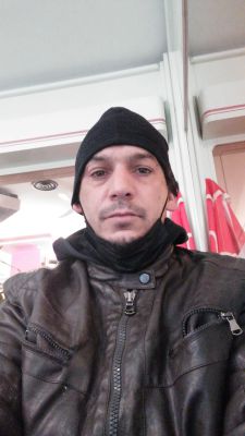 Ivano, 45 anni: «Vivo  da solo in un garage. Chiedo di trovare una casa e un lavoro»