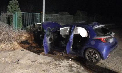 Donna incinta finisce con l'auto contro un lampione e un muretto a causa della nebbia