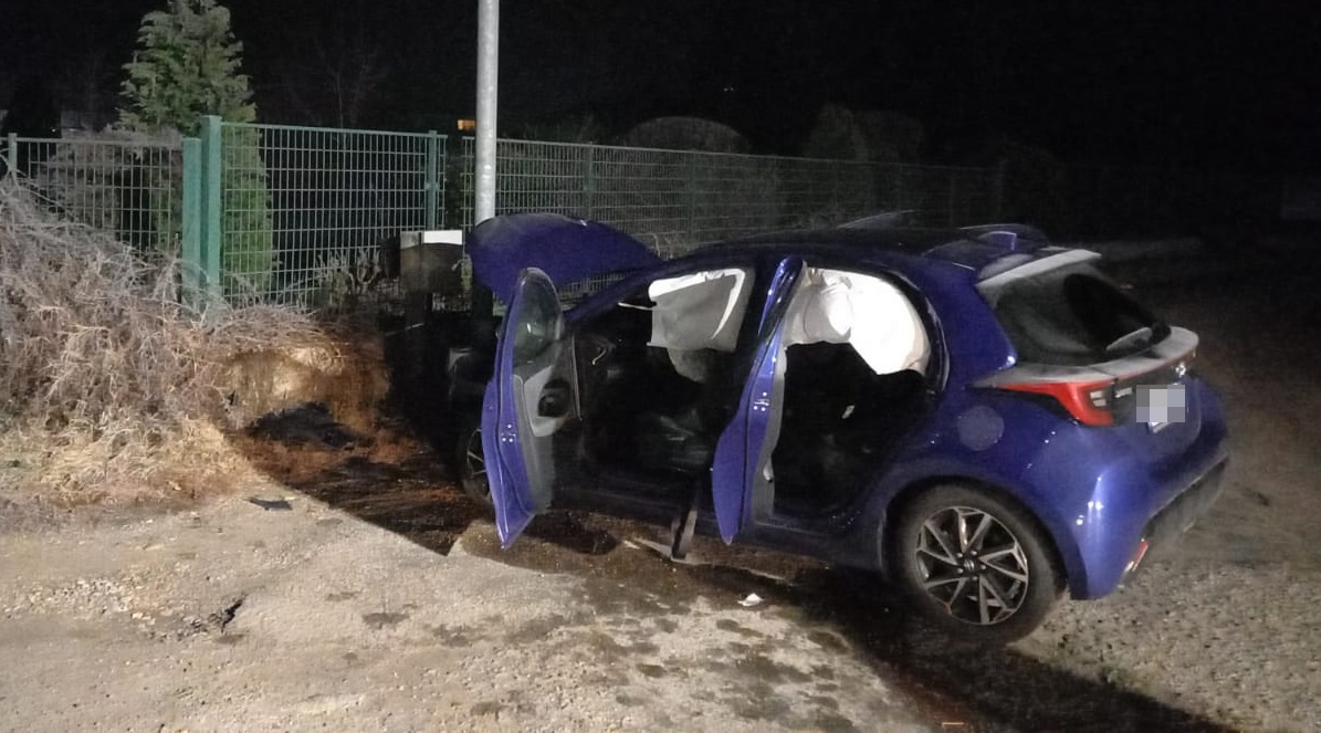 Donna incinta finisce con l’auto contro un lampione e un muretto a causa della nebbia