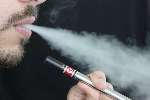 Scoppia la sigaretta elettronica e si ustiona anche i genitali