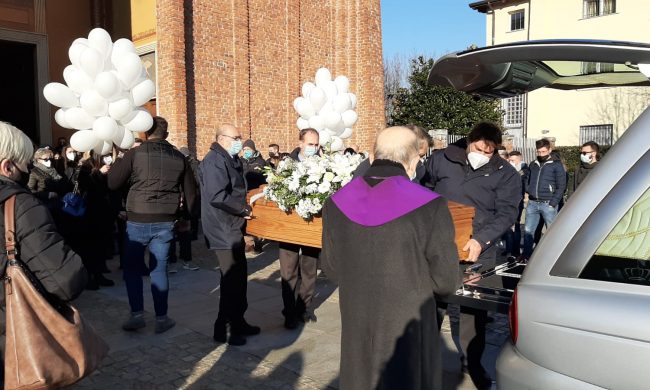 Palloncini bianchi e applausi per l’ultimo saluto a Simone, il ragazzo trovato morto in una ditta