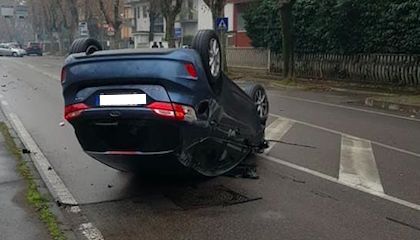 Le foto dello scontro tra due auto: dopo l'impatto una si ribalta