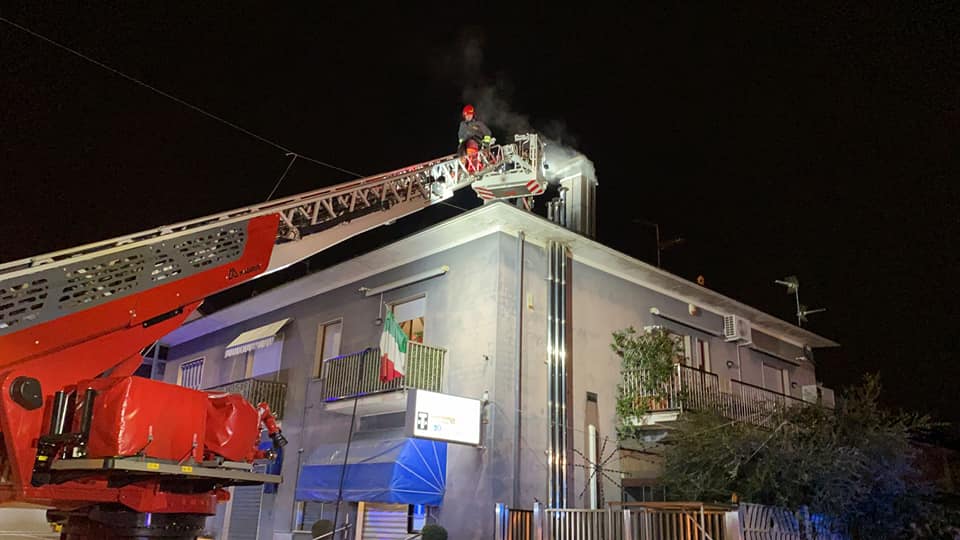 Canna fumaria in fiamme, arrivano i pompieri