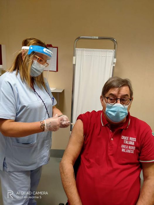 Il primo vaccinato è di Corbetta: “Niente paura, è sicuro”
