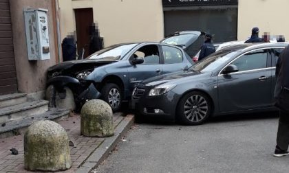 Inseguito dalla Polizia va contromano e finisce contro un muro