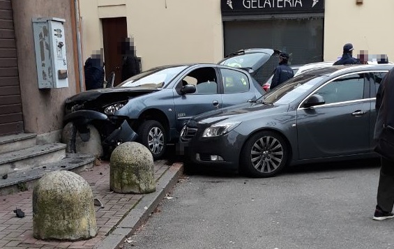 Inseguito dalla Polizia va contromano e finisce contro un muro