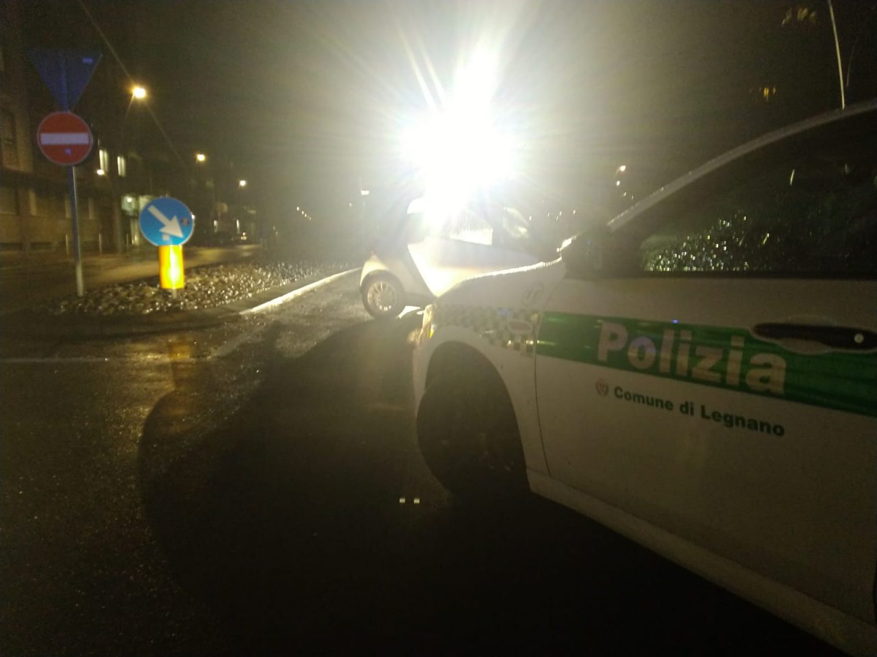Auto finisce contro un palo della luce