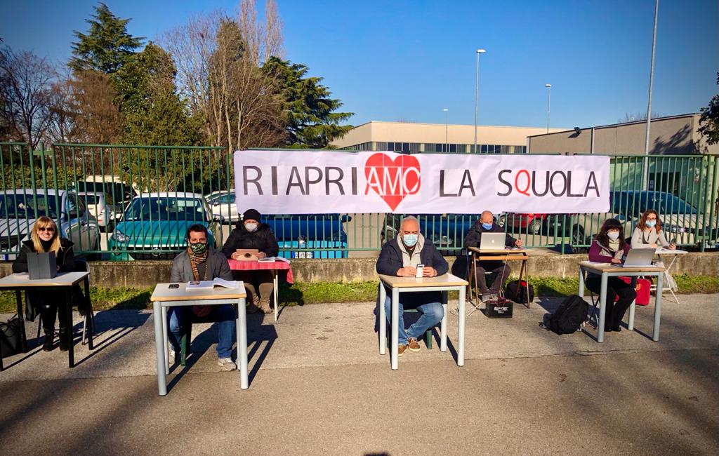 “Riapriamo la scuola”: la protesta degli insegnanti