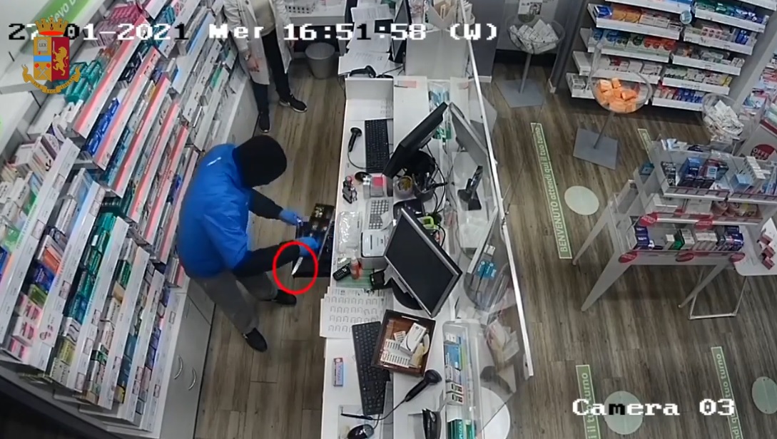 Rapina in farmacia con coltello: arrestato in flagranza