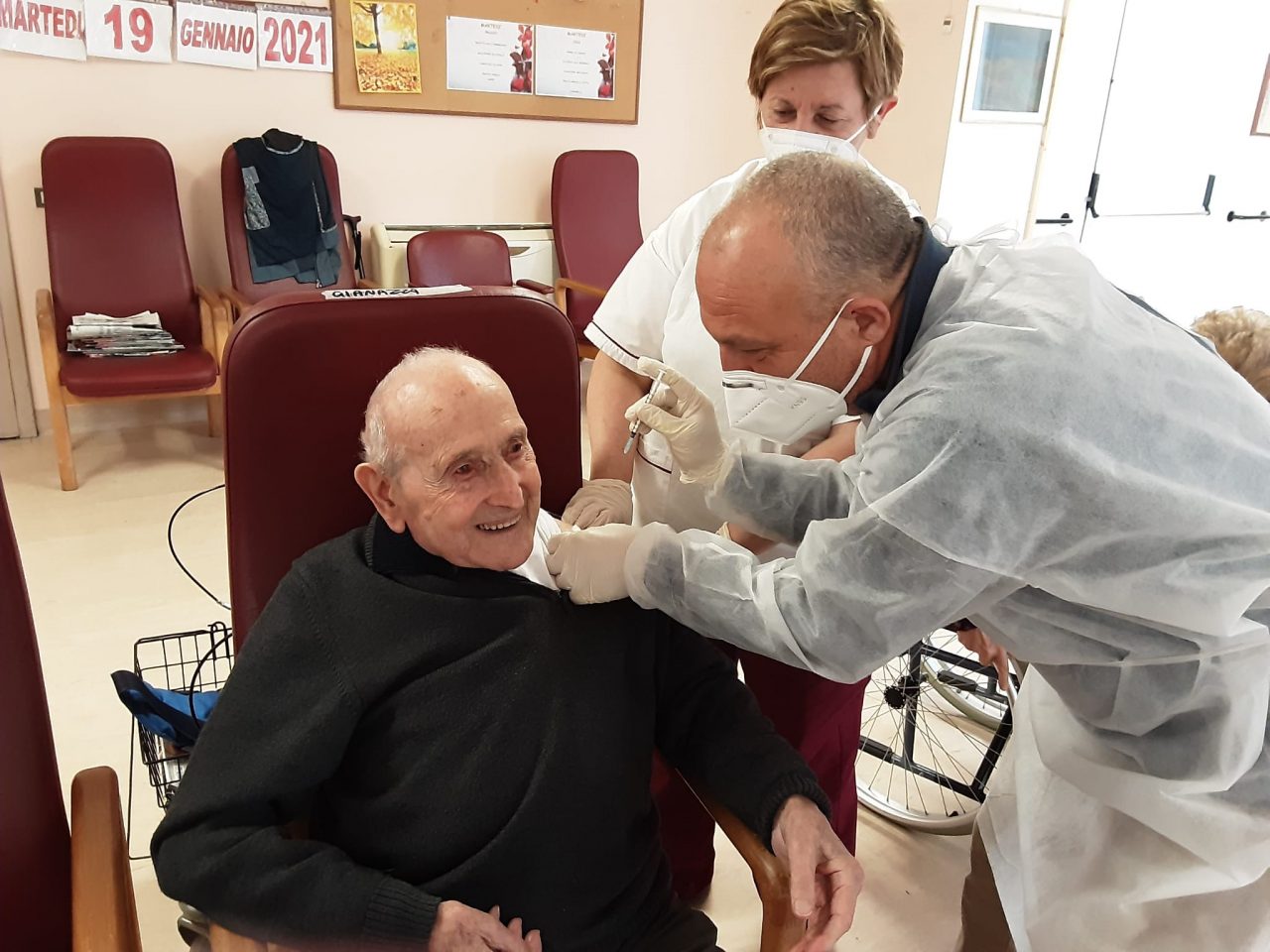 Dopo aver preso il Covid si vaccina a 102 anni