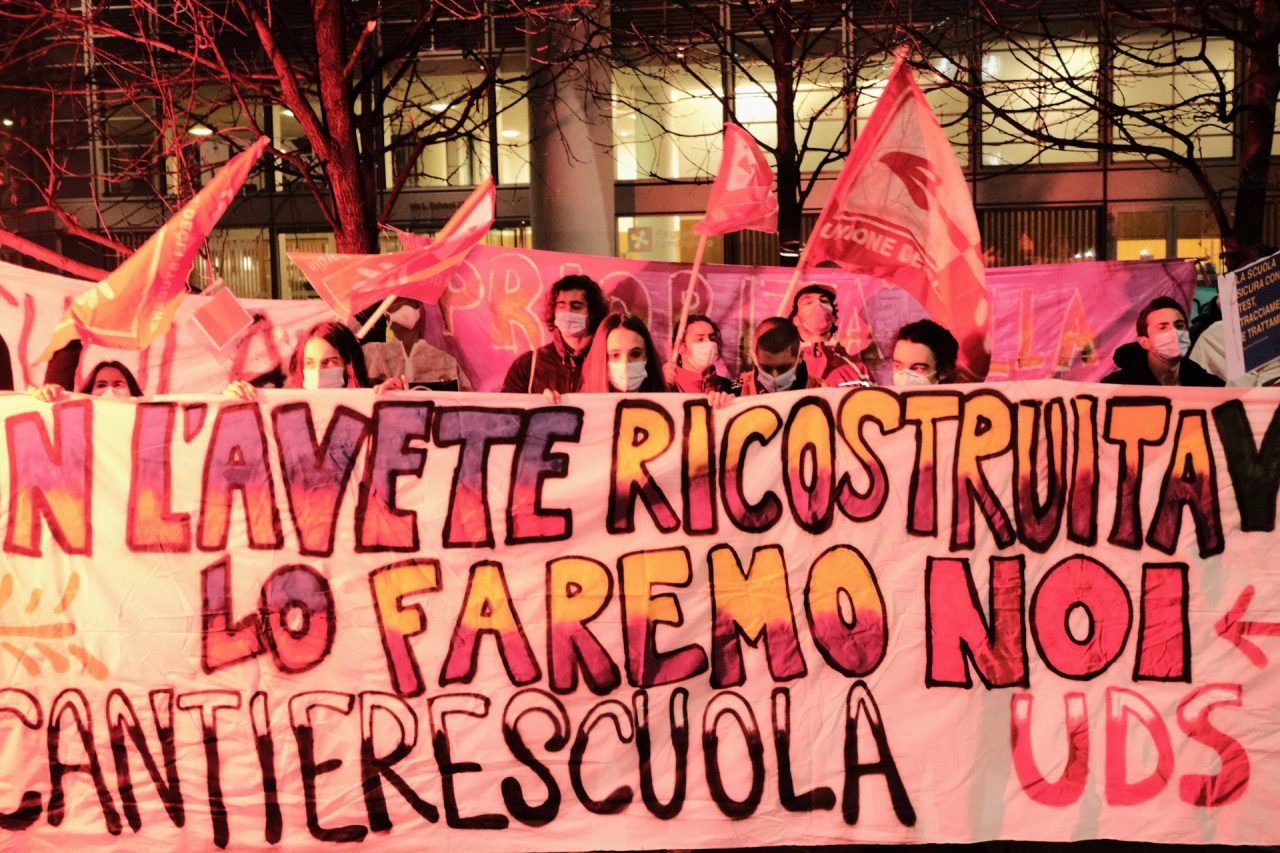 Protesta degli studenti sotto Palazzo Lombardia