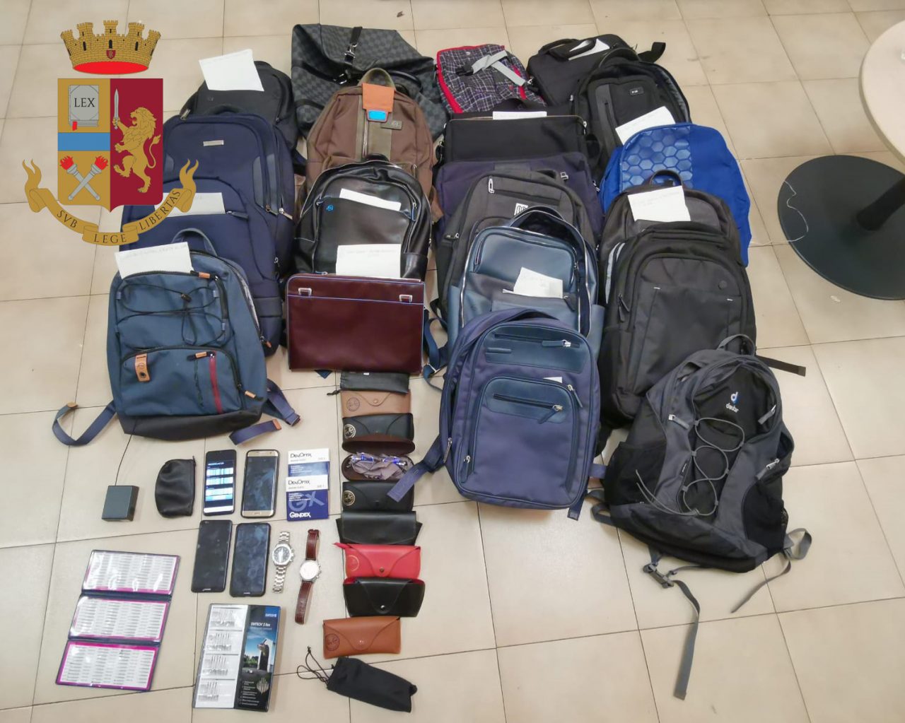 Rubava nelle auto impedendo la chiusura della portiera: arrestato