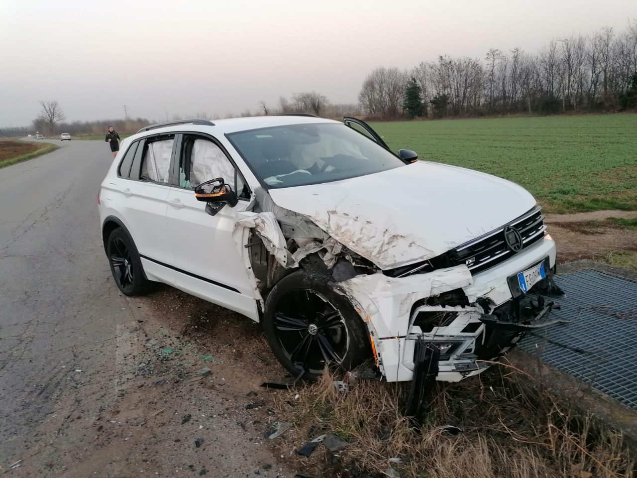 Scontro tra un’auto e un trattore