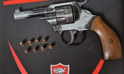 Settantenne importuna 19enne e la minaccia con una pistola: arrestato