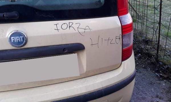 Scrivono “Forza Hitler” sull’auto di una famiglia ebraica