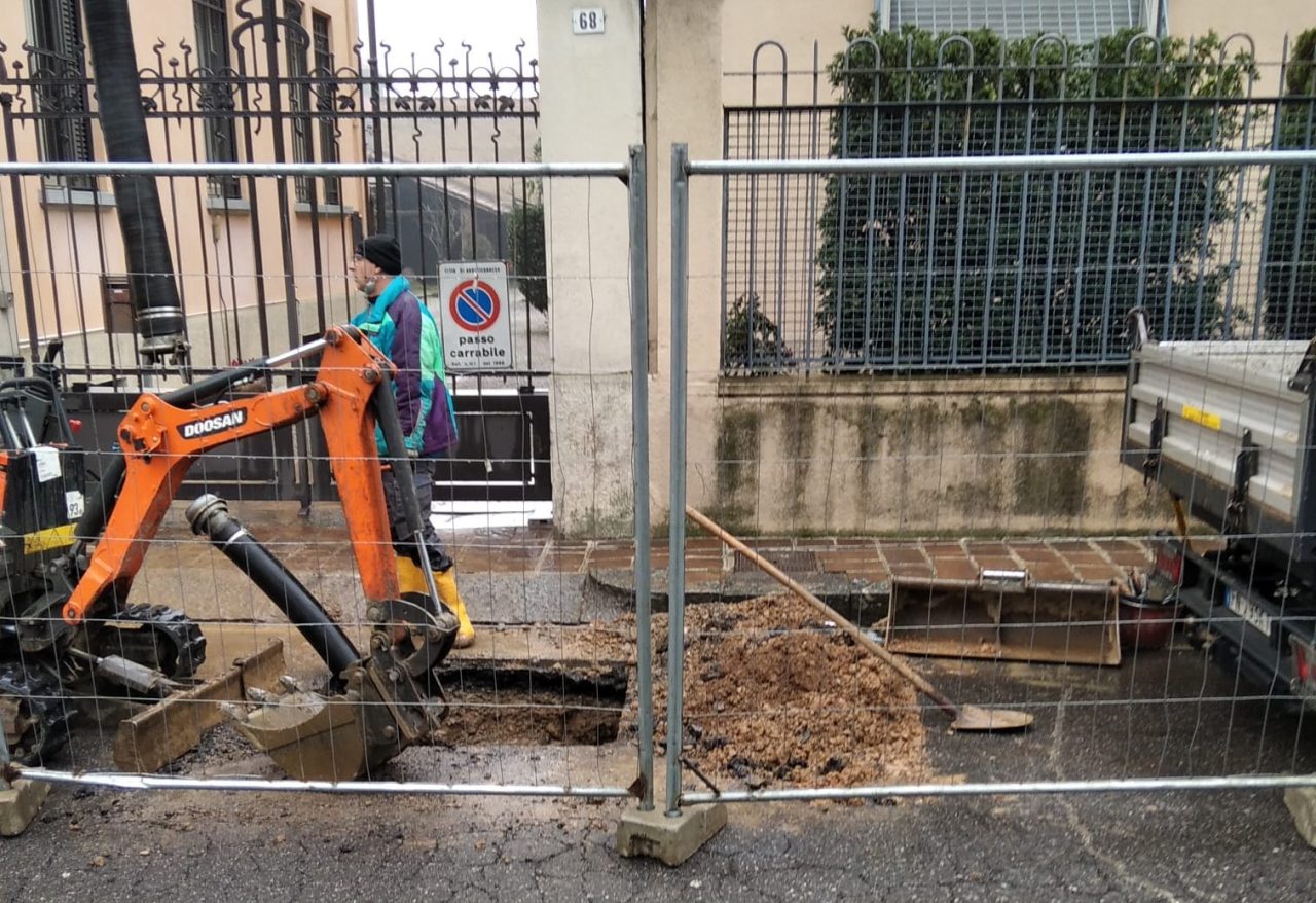 Rete fognaria, nuovo cedimento dell’asfalto in centro ad Abbiategrasso