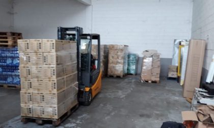 Cercano di vendere guanti medici rubati in un’azienda: gli “acquirenti” però sono i carabinieri