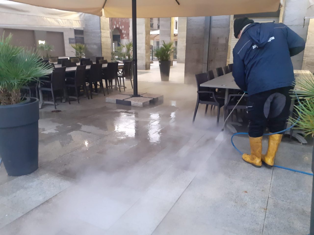 Operai al lavoro per pulire la pavimentazione del "salotto buono"